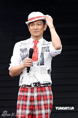 幻灯组图：刘德华澳门卖命开唱 吊威亚离地8楼