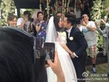 组图：杨幂刘恺威大婚 新婚夫妻当众甜蜜亲吻