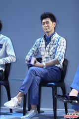 高清图：林志颖格子衫背带裤帅气 赞儿子艺感强