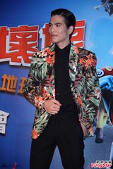 组图：萧敬腾亮相首映会 花西装惹眼抢镜