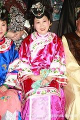 幻灯：话剧《审死官》朱咪咪秀Rap 犹如患产前抑郁