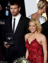 组图：夏奇拉抹胸红裙亮相颁奖礼遭贝利强吻