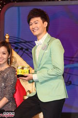 组图：侯佩岑再开新节目甜美亮相优雅十足