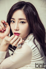 组图：“棒球女神”崔熙拍写真 显典雅之美感