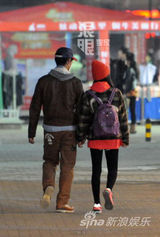 独家：蒲巴甲疑曝恋情 携神秘美女逛街回公寓