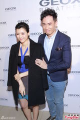 组图：陈茵媺当妈上围升级 与陈豪合体抢奶粉钱