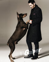 组图：邵兵全新大片型男与萌犬共舞