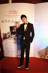 组图：郭家铭出席爱心公益盛典 捐赠100本书