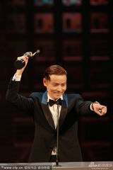 组图：张晋《一代宗师》获最佳男配 蔡少芬大哭