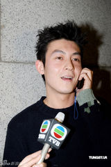 幻灯图：陈冠希跨年之际心情好 休闲装便现身街头