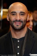 组图：柏林红毯《71》导演德芒光头红袜显潮范