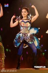幻灯图：Twins开唱花样百变 好友容祖儿登台助阵