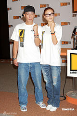 幻灯图：历数陈小春应采儿合影 新婚在即秀恩爱