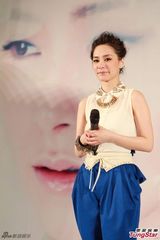 组图：阿娇亮相专辑发布会 与胡彦斌甜蜜对唱