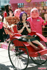 组图：杨千嬅亮相贺岁活动 桃花服饰优雅喜庆