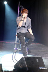 组图：SHINee台湾办歌迷见面会 与粉丝亲密互动