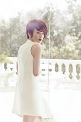 组图：黄圣依百变发型扮白衣骑士戛纳街拍