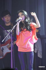 组图：曲婉婷香港音乐会 否认借版权事件炒作