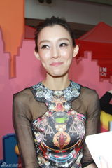 组图：范玮琪签唱会秀美腿 力撑张柏芝演技棒