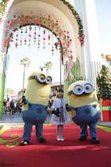 组图：“森碟”一家赴美与小黄人共度圣诞