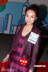 幻灯图：杨千嬅阿Sa(蔡卓妍)出席公益活动 做游戏轻松普法