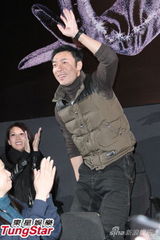 组图：叶德娴演唱会台上宽衣 刘德华许志安捧场