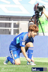 组图：JYJ成员金俊秀与李起光李莞等参加足球赛