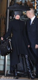 组图：Gaga现神秘造型 黑草帽连面具似武林中人