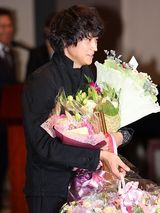 高清图：第30届韩国影评奖颁奖礼 姜东元获奖