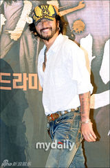 组图：SBS《武士白东秀》发布 俞承浩现身笑容亲切