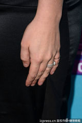 组图：布兰妮黑裙金链亮相记者会 秀巨钻女人味十足