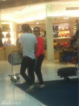 组图：戚薇与李承铉泰国牵手被拍 恋情浮出水面