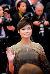 组图：李宇春戛纳再走红毯 8公斤礼服展中性风