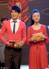 幻灯图：保剑锋虎爪伸向主持界 携“小保”闹新春