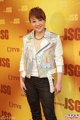 组图：陈慧娴泳儿潮装出席《劲歌金曲》录影