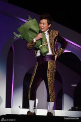 组图：张信哲红馆开唱 深情演绎哲式情歌