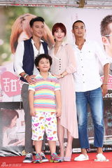 组图：杨谨华顶高温街头宣传 王阳明和粉丝比腕力