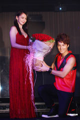 组图：吴克群发新专辑 单膝下跪示爱徐若瑄