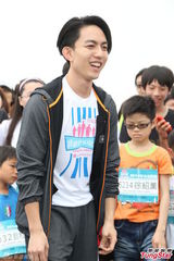 组图：林宥嘉参加公益跑 谈及邓紫棋打太极