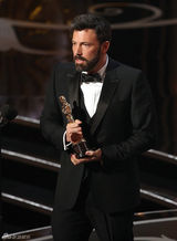 组图：《逃离德黑兰》获最佳影片 阿弗莱克吻妻