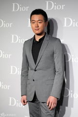 组图：佟大为出席时装秀驾驭军装变身吸睛王