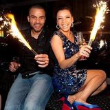 幻灯图：好莱坞名流贺新年 杜哈明菲姬热吻 