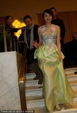 组图：娄烨秦昊助阵活动 黄璐胸前镂空装性感