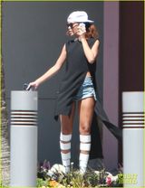 组图：蕾哈娜不规则裙装超个性 一路狂煲电话粥