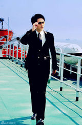 组图：何明翰优雅制服写真 彰显成熟男人本色