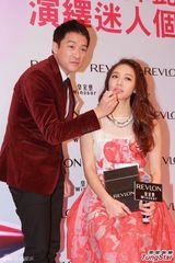 组图：官恩娜难忘初吻 入行曾获许冠杰赞丰唇