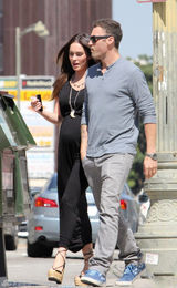 组图：梅根-福克斯肚大如箩与老公逛街美丽不减