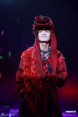 组图：古巨基开唱变白马王子 与JessicaC牵手