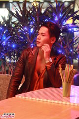 组图：罗仲谦演陈浩南秀胸肌 庄思敏湿吻女同志