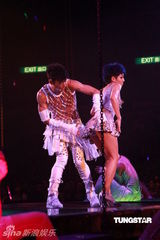 组图：许志安出道25周年红馆开唱 郑秀文捧场